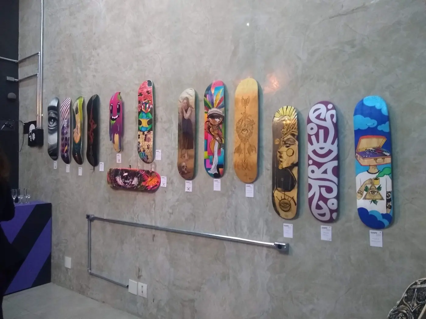 Parede com shapes de skate pintados